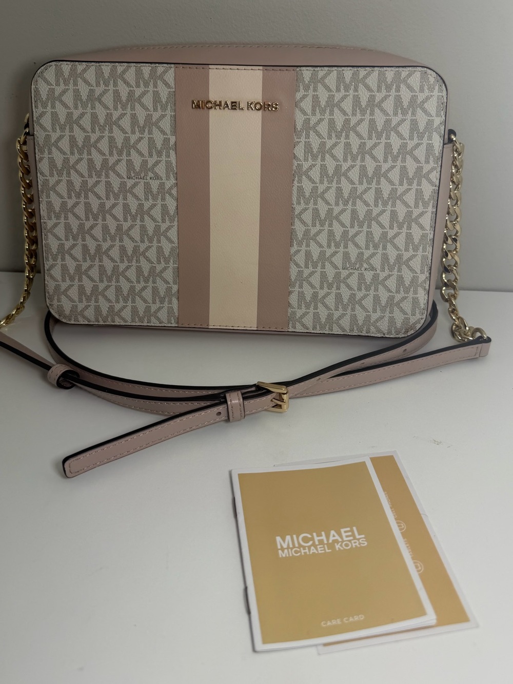 LIGHTLY USED!! Micheal Kors Ginny Medium Logo Crossbody Purse.